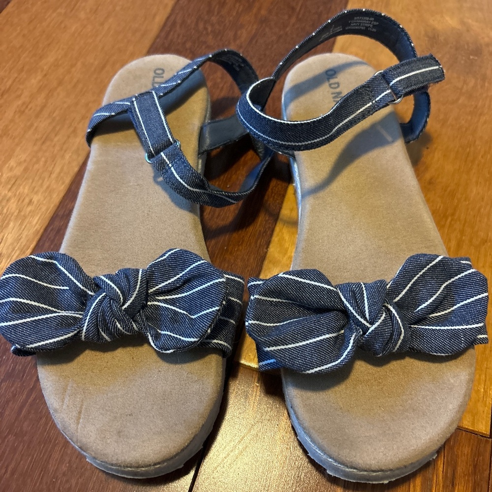 Old Navy sandals - size 3